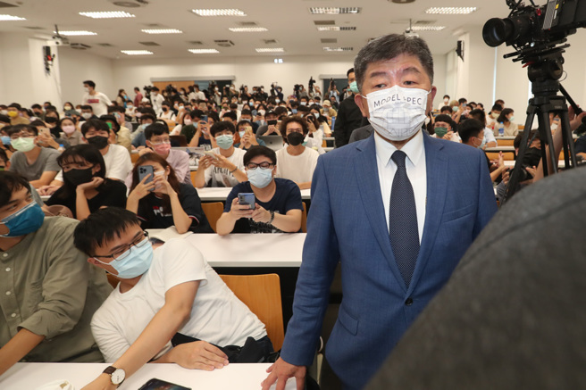 民進黨台北市長參選人陳時中25日赴台大出席「與市長有約-如何打造青年友善的都市」活動，走進擠滿學生的大講堂。（資料照，鄭任南攝）