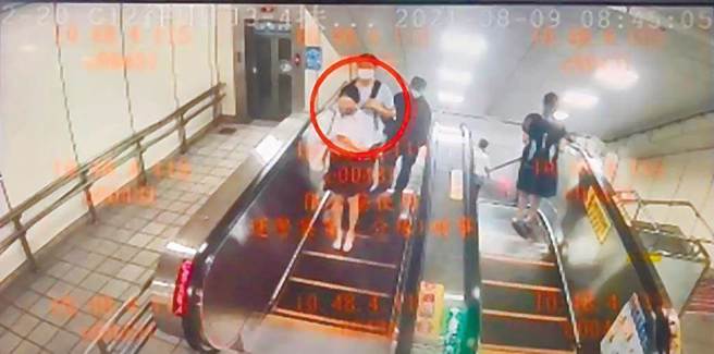 正妹书记官遭同事尾随5天狂拍裙底 ，崩溃不敢再搭捷运。(中时资料库)