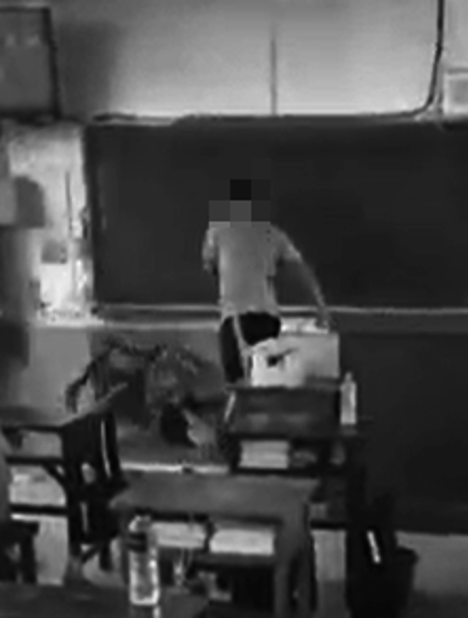 遭殴同学已倒地也不罢手。 (翻摄爆料公社)