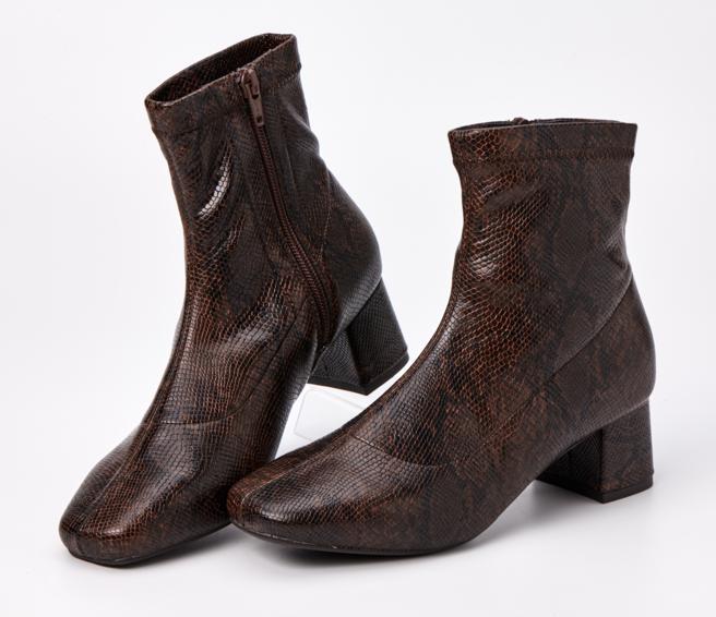 京站的ORiental Traffic皮革缝线方头中跟短靴，原价4680元，特价1500元。（京站提供）