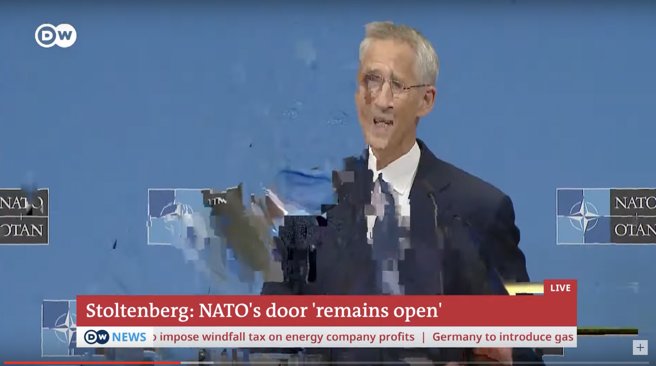 疑似遭到骇客攻击，变成俄罗斯吞併仪式中，普丁的宣读的画面，网路疯传十分尷尬。（翻摄YouTube）