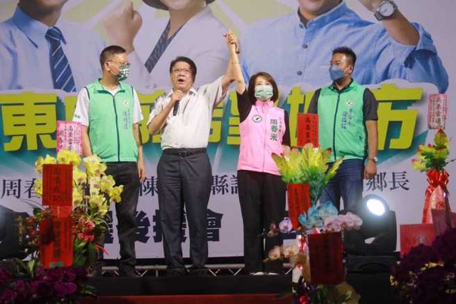 图为周春米和屏东县议员陈明达 、徐国铭乡长联合竞选总部成立大会。（取自周春米脸书）