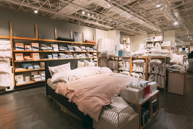 大陸一名男子到寢具店試躺床墊，沒想到竟當場睡著，店員還幫忙關燈蓋被子。(示意圖/達志影像)