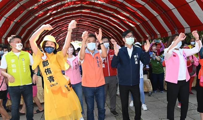 高雄市长陈其迈（前右二）1日出席楠梓区重阳敬老活动，他伴随音乐舞动身体。（林瑞益摄）