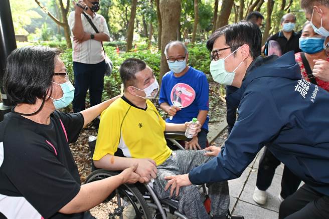 高雄市长陈其迈1日出席楠梓区重阳敬老活动，他向民眾问好。（林瑞益摄）