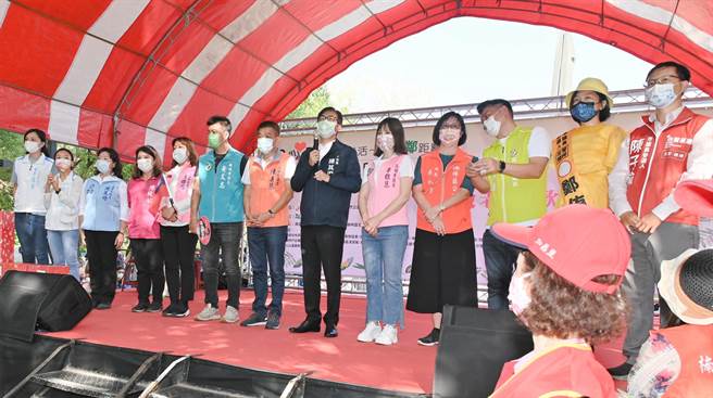 高雄市长陈其迈（右六）1日出席楠梓区重阳敬老活动，左楠区市议员参选人陪同上台。（林瑞益摄）