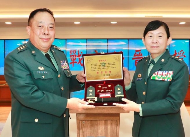 国军史上首位女性中将正式挂阶，陈育琳挂两颗星星首度曝光。(青年日报提供)