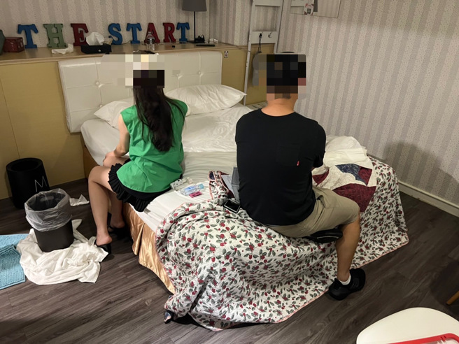 警方在旅馆房间内查获刚结束性交易的越南籍女子及男客。(翻摄/叶庭欣)