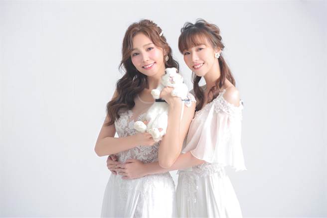 金莎（左起）、金渲姐妹，以宠物兔「咪咕噜」之名，举办公益活动。（鑀倪广告行销提供）