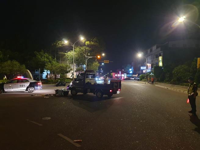 金门救国团前路口30日夜间发生一起严重车祸，猛烈的撞击下机车骑士与乘客当场抛飞，送医急救，目前在加护病房治疗中(图／金门县警局提供)