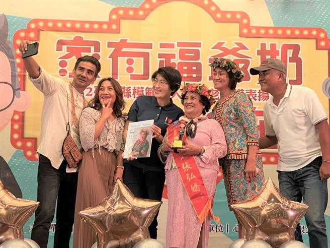 台东县模范老人暨敬老楷模表扬活动1日登场，国际知名舞者布拉瑞扬（左一）带着母亲张弘娇（右三）上台领奖。（蔡旻妤摄）