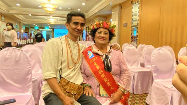 台东县模范老人暨敬老楷模表扬活动1日登场，国际知名舞者布拉瑞扬（左）带着母亲张弘娇（右）领奖受访。（蔡旻妤摄）