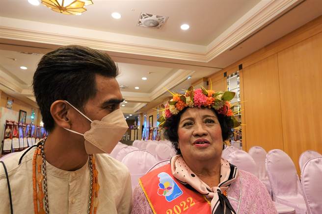 台东县模范老人暨敬老楷模表扬活台东县模范老人暨敬老楷模表扬活动1日登场，国际知名舞者布拉瑞扬（左）带着母亲张弘娇（右）领奖受访。（蔡旻妤摄）动1日登场，国际知名舞者布拉瑞扬（左一）带着母亲张弘娇（右三）上台领奖。（蔡旻妤摄）