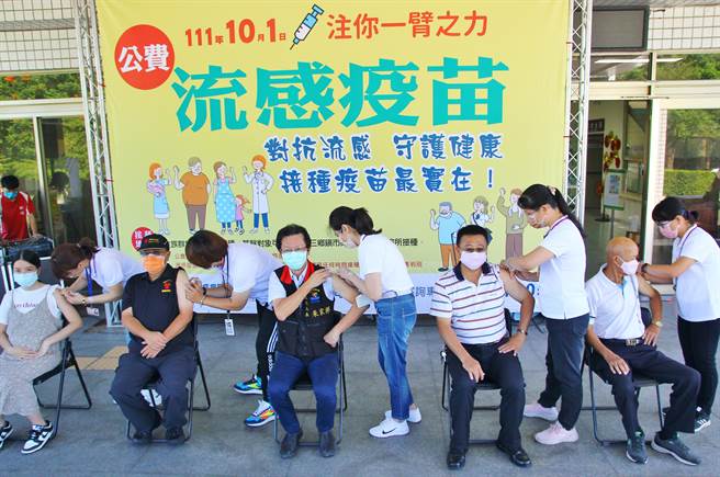 流感疫苗今天开打，卫生局长朱家祥（中）卷起袖挽接受施打。（花莲卫生局提供／王志伟花莲传真）