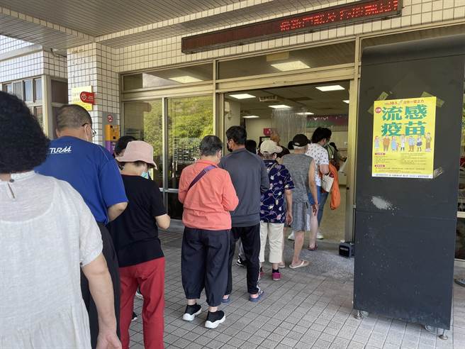 流感疫苗今天在各合约医院、卫生所预约施打，今早已见民眾依序排队施打。（王志伟摄）
