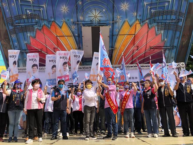 盧秀燕今天上午跟市議員陳本添、張瀞分、賴朝國，分別在后里、豐原及潭子成立聯合競選總部。（陳世宗攝）