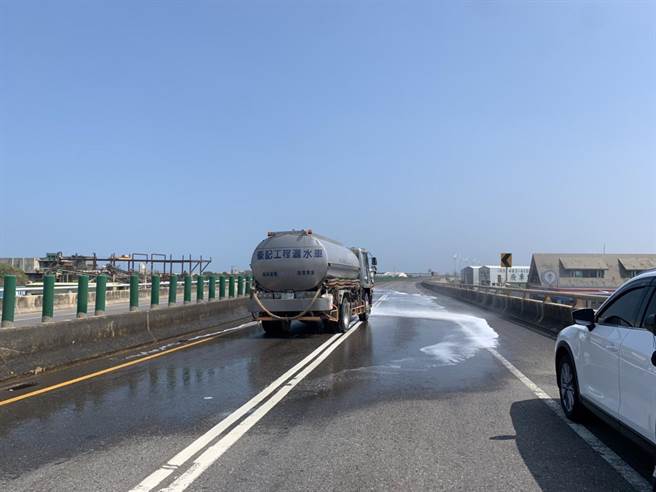 桃园观音台61线北上31至32公里处疑有车辆外漏腐蚀性化学液体。（翻摄画面／蔡明亘桃园传真）