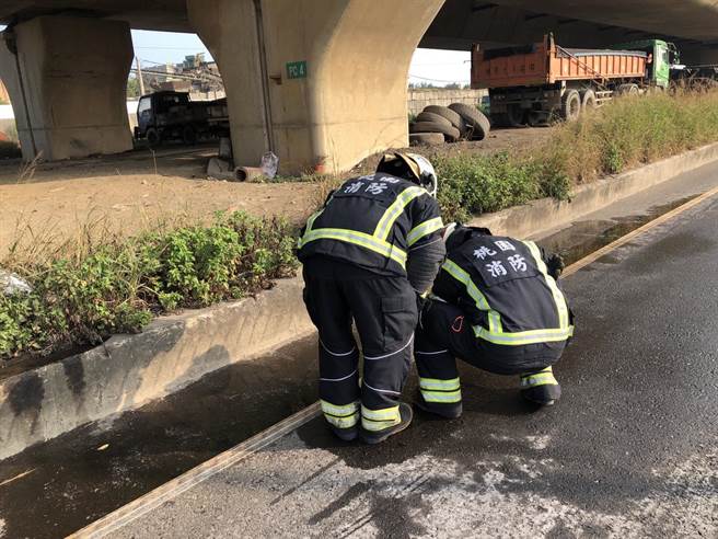 救灾人员赶赴现场，立即实施酸碱性试纸测试，结果呈强碱。（翻摄画面／蔡明亘桃园传真）