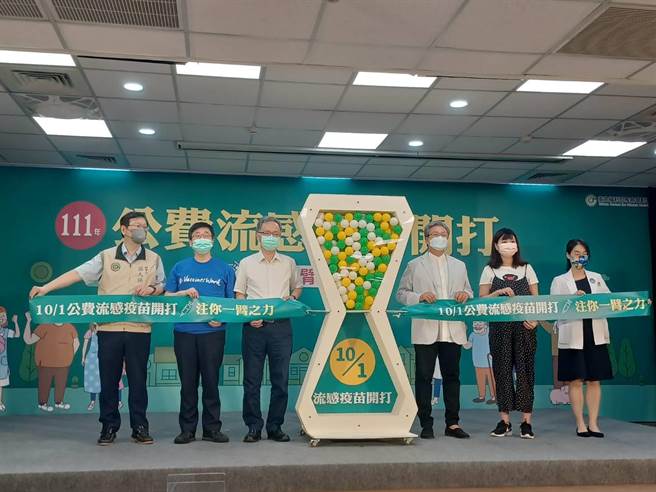 藝人楊烈今受邀擔任防疫大使，在場示範接種，呼籲大眾一起打疫苗。（林周義攝）