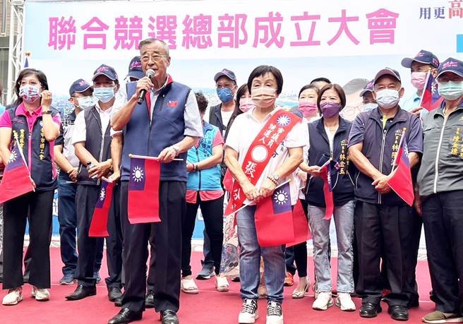 廖了以指出，他说从民国66年开始，他就跟张瀞分携手合作，为了丰原乡亲努力。（张瀞分竞选总部提供）