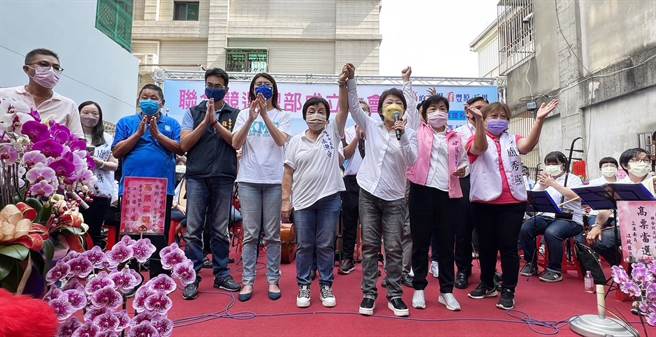 市长卢秀燕再次盛讚张瀞分，一路走来的努力与经验，凡举丰原大小事情，张瀞分都瞭若指掌。（张瀞分竞选总部提供）