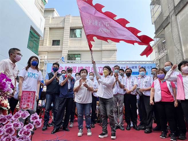 卢秀燕称讚张瀞分，她一位议员可以抵五位议员，是重量级的议员。（张瀞分竞选总部提供）