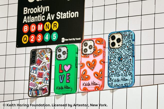 Keith Haring x CASETiFY 系列包括各式图案、线条人物，及风格化爱心邮票的设计组合。（CASETiFY 提供）