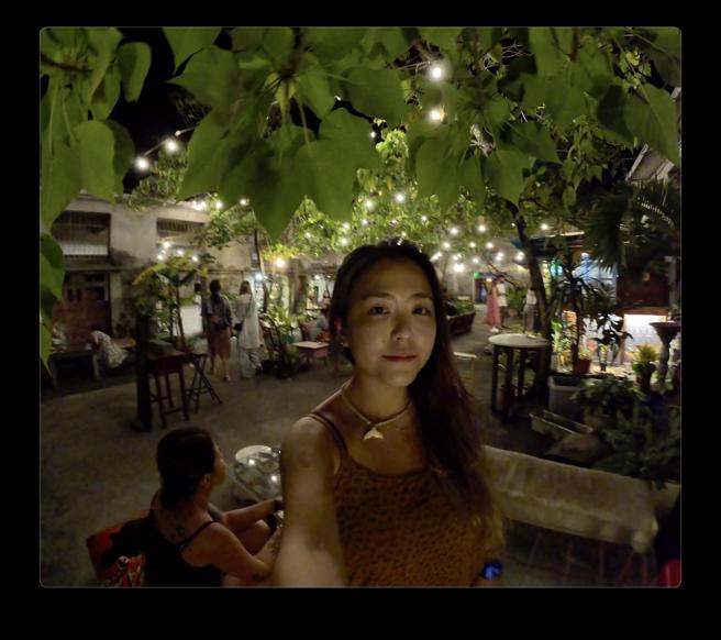 GoPro HERO11 Black在低光源拍摄时比过去更清晰，不会因太暗，或光暗对比太强，而失焦或拍不到人物。（GoPro HERO11 Black实拍画面）