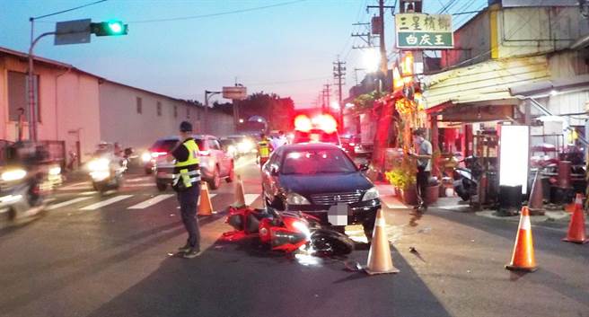 神冈区中山路与三民路口，昨天傍晚发生自小客车与大型重机车碰撞的交通事故，全案正由警方协助善后处理中。（民眾提供）