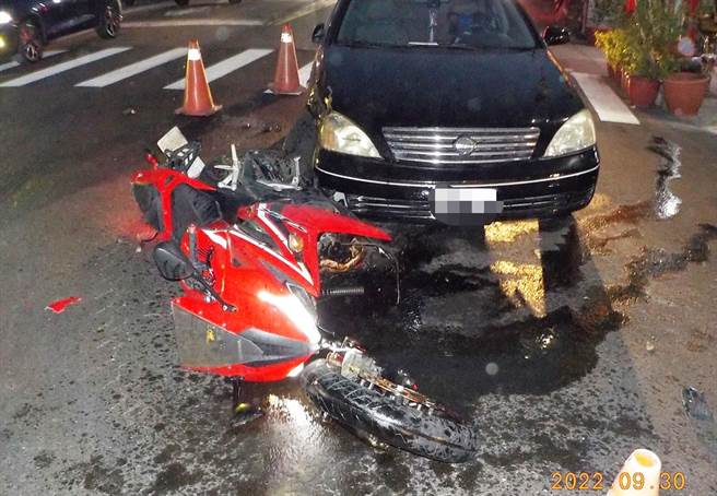 神冈区中山路与三民路口，昨天傍晚发生自小客车与大型重机车碰撞的交通事故，全案正由警方协助善后处理中。（民眾提供）