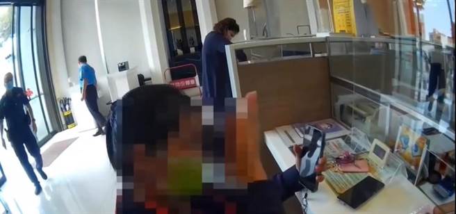 高雄48岁瘖哑人士李姓女子月前从网路认识居住在哥伦比亚的男子，两人用手语、书面书写方式交流。员警到场时，两人还在开视讯通话互相比手语。（翻摄照片／崔正纲高雄传真）