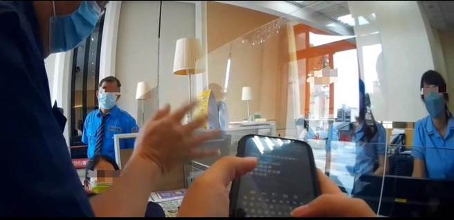 经过员警耐心的笔谈解释以及比出「不行不行」的手势，李女才豁然开朗识破诈骗集团的谎言，李女也频频像员警跟行员道谢，感谢他们耐心的开导及劝阻才能保住存款。（翻摄照片／崔正纲高雄传真）