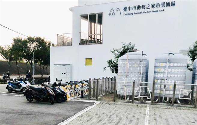 民眾可骑车参观五星级动物之家，悠游壮阔绿地、花海的环保公园。（市议员陈清龙服务处提供）