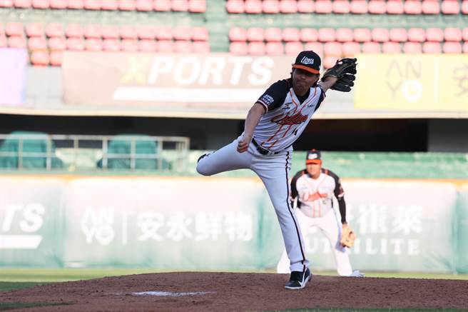 統一獅「餅總」林岳平球速飆出135km。（巨宸、民視提供）