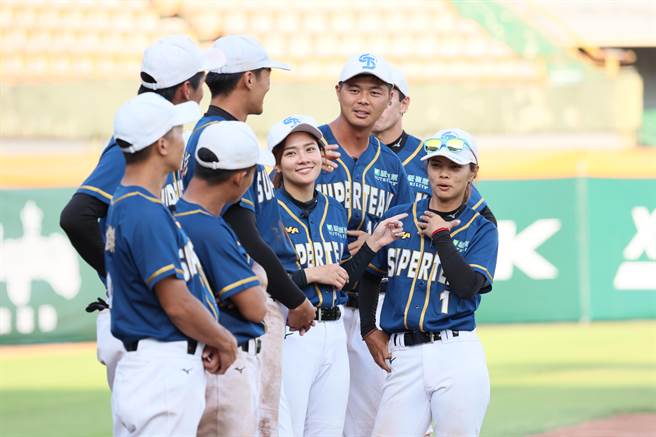 《超級王牌棒球隊》收官，許淑淨（右起）、薛銘文、姜巧文。（巨宸、民視提供）