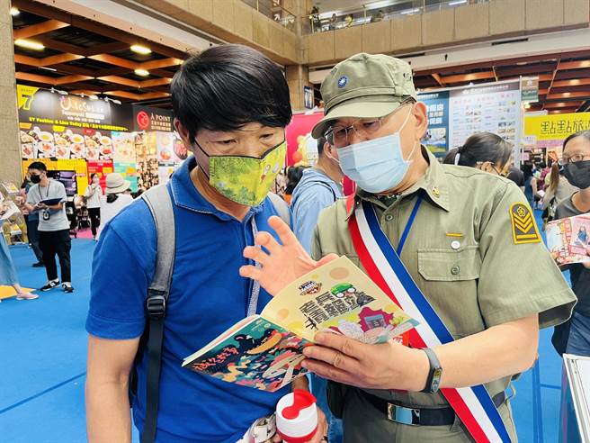 现场特别邀请穿着草绿服的正港金门老兵志工坐镇宣传「金门老兵召集令活动」，盛情迎接老兵返金，重温军民一家亲(图／金门县政府提供)