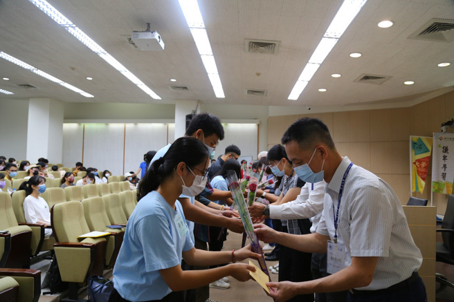 T大使们向企业导师献花表示感谢。(照片/东海大学提供)