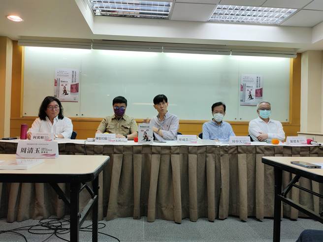 台大人文社會高等研究院今(1)日舉行《雙語國家狂想》新書發表會，批評蔡政府力推的2030雙語國家政策，將導致我國外語文教育走向平庸的英語。(李侑珊攝)