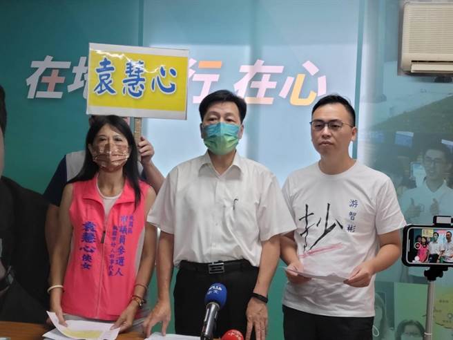 桃园市长参选人郑宝清（中）和市议员参选人袁慧心（左）、游智彬（右）怀疑市府是否集体绑标？（郑宝清竞选办公室提供）