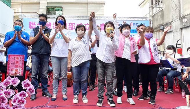 卢秀燕与张瀞分联合竞总成立大会上，现场涌进上千民眾力挺「阿姑」张瀞分再连任。（陈世宗摄）