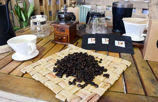 屏东县政府近年来推广屏东咖啡品牌，并透过赛事评鑑，提高各庄园能见度。（林和生摄）