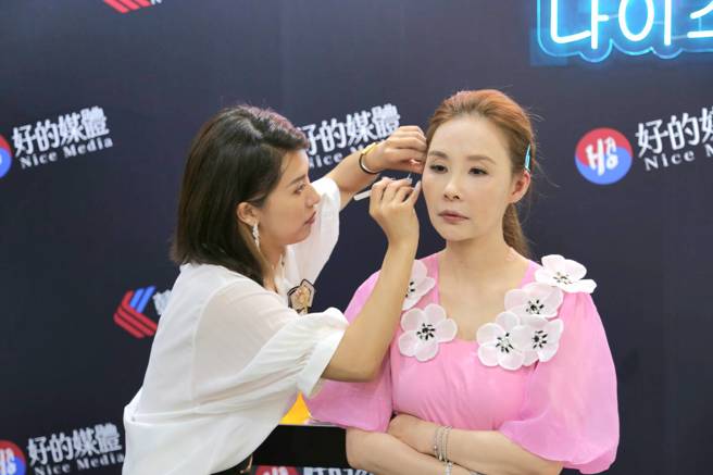 耳穴美容大师邓芮琪（左）让许圣梅（右）尝试韩国艺人最爱的耳穴美容。（好的媒体提供）