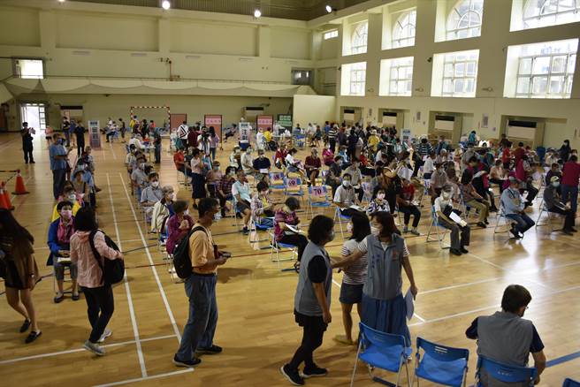 苗栗縣政府衛生局1日上午在苗栗市文華國小活動中心開設大型接種站，民眾打氣相當熱烈。（謝明俊攝）