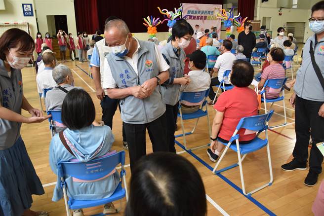 苗栗縣長徐耀昌1日上午前往文華國小大型接種站關心長輩打苗。（謝明俊攝）