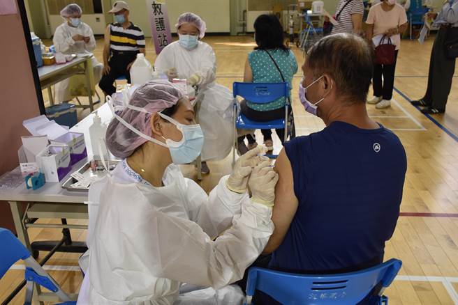 苗栗縣政府衛生局1日在全縣開設8個大型接種站，打氣相當熱烈。（謝明俊攝）