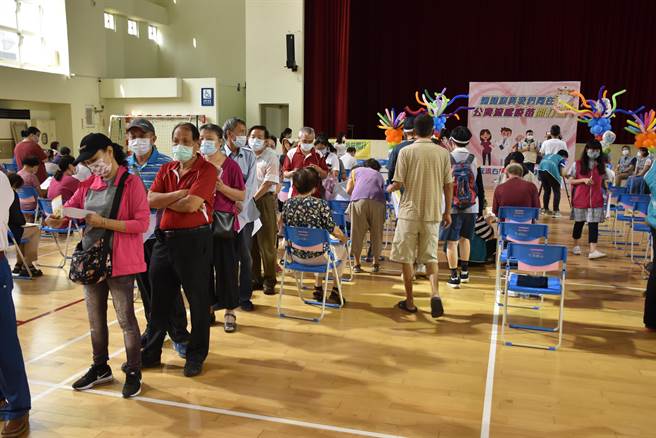 苗栗縣政府衛生局1日在全縣開設8個大型接種站，打氣相當熱烈。（謝明俊攝）