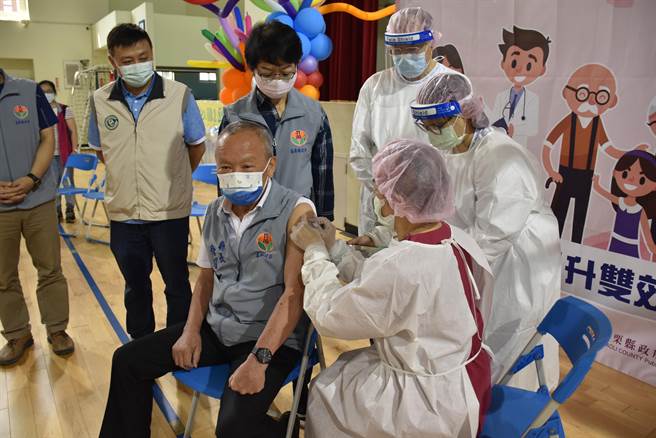 苗栗縣長徐耀昌親自帶領施打流感疫苗。（謝明俊攝）