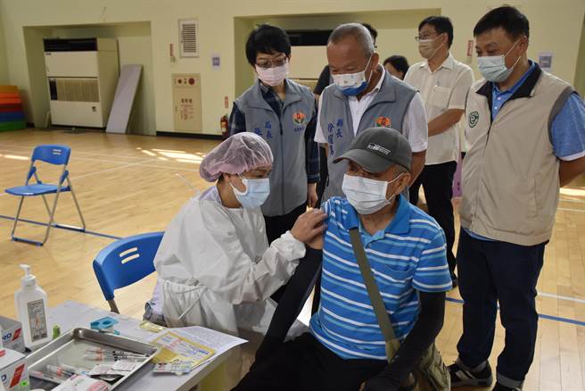 苗栗縣長徐耀昌1日上午前往文華國小大型接種站關心長輩打苗。（謝明俊攝）