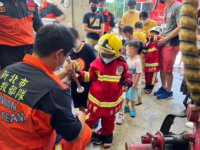 新北市消防局特搜大队举办「小小特搜员体验活动」。（新北市消防局提供）