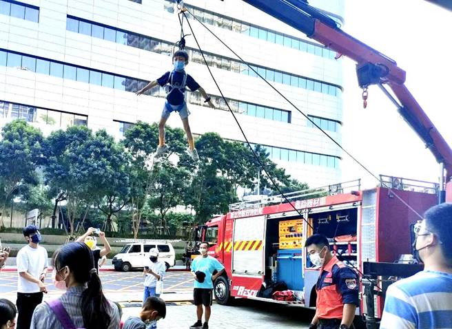 新北市消防局特搜大队举办「小小特搜员体验活动」。（新北市消防局提供）